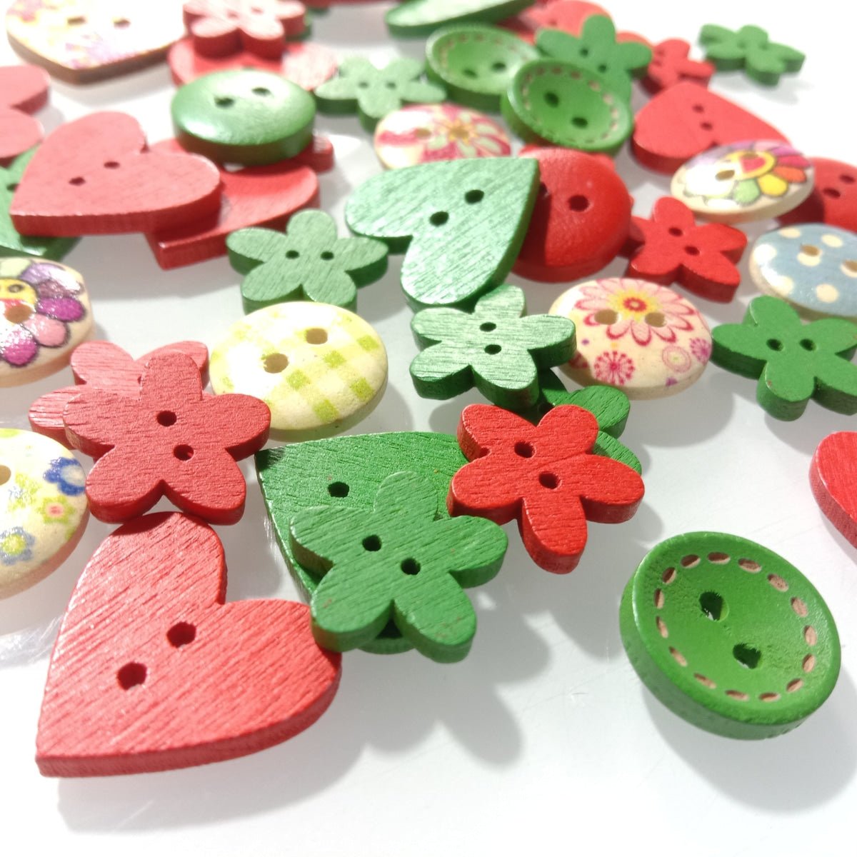 50pcs 10-20mm Colourful Red Green Flower Heart Wooden Buttons Christmas Theme 2 Hole Sewing Scrapbooking Craft DIY - Asia Sell