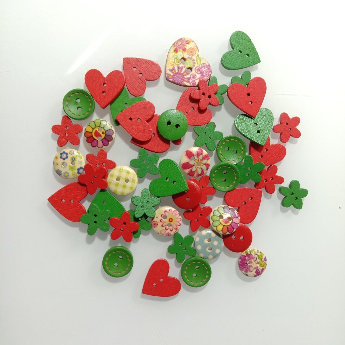 50pcs 10-20mm Colourful Red Green Flower Heart Wooden Buttons Christmas Theme 2 Hole Sewing Scrapbooking Craft DIY - Asia Sell